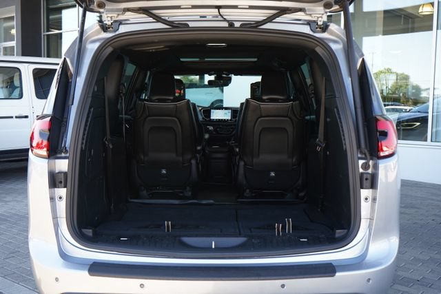 Used 2021 Chrysler Pacifica Limited w/ Uconnect Theater Family Group FWD image 8