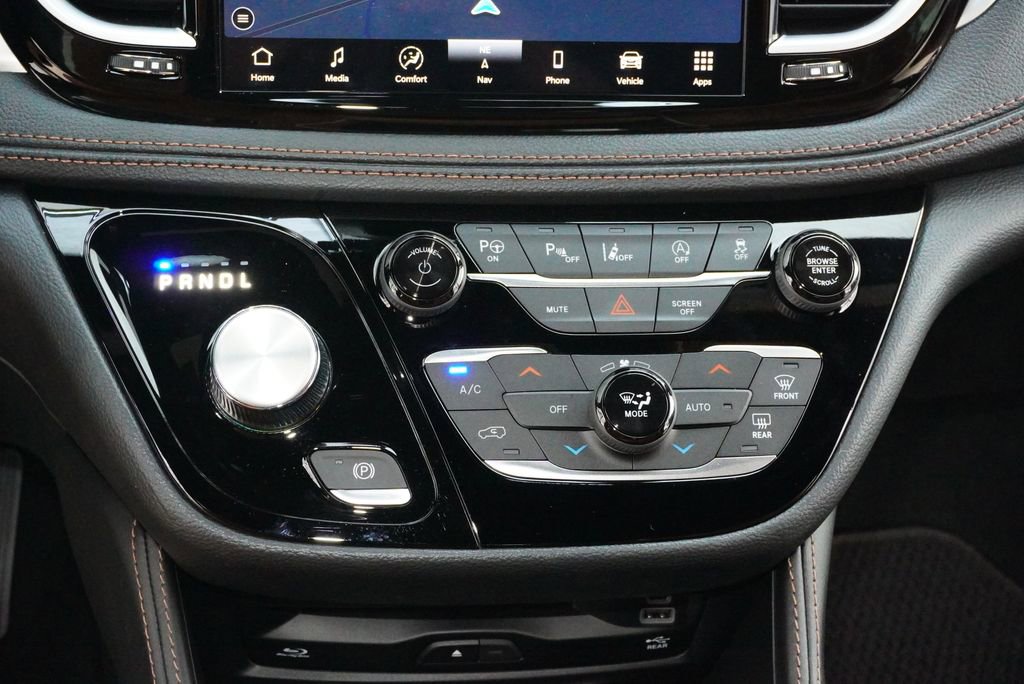 Used 2024 Chrysler Pacifica Pinnacle w/ Trailer Tow Group image 15