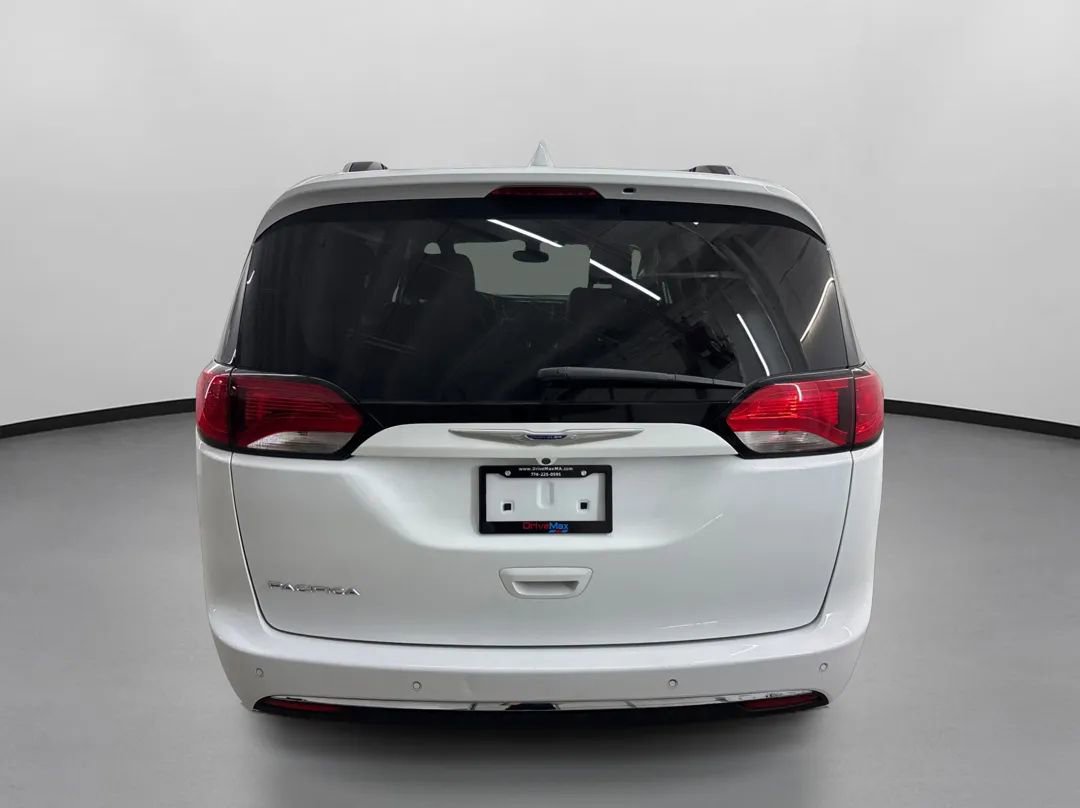 Used 2020 Chrysler Pacifica Touring-L FWD image 8