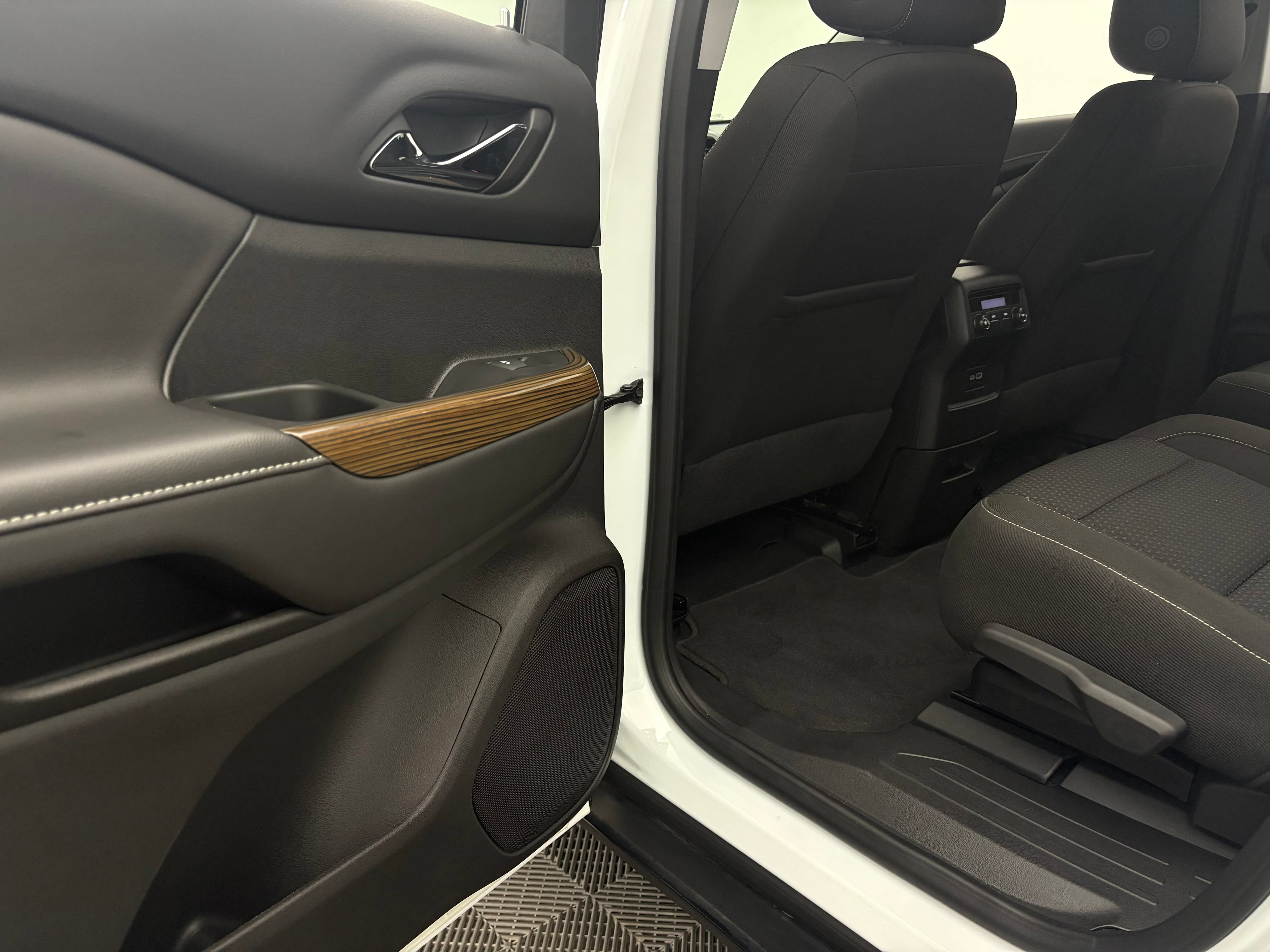Used 2023 GMC Acadia SLE FWD image 36