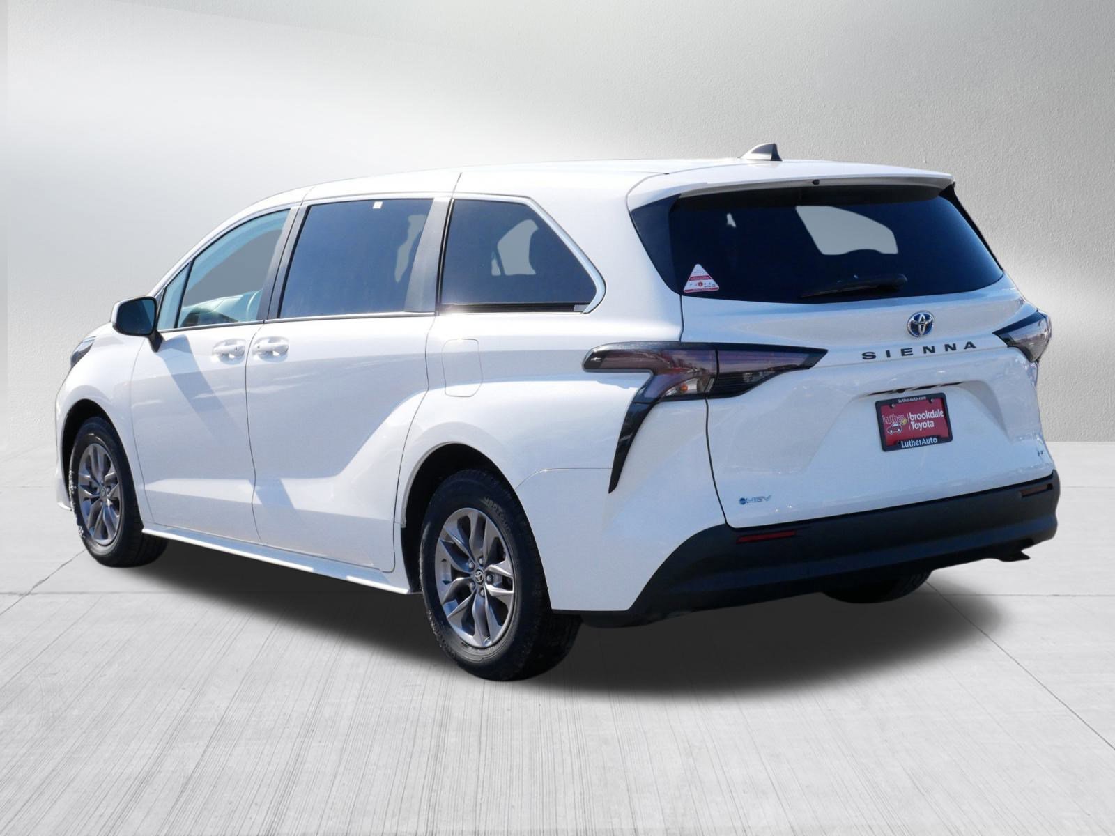 Certified 2025 Toyota Sienna LE image 5