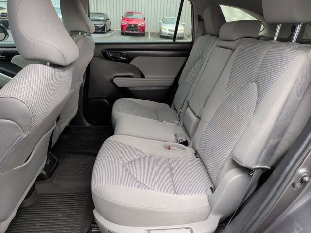 Used 2022 Toyota Highlander LE AWD/4WD image 31