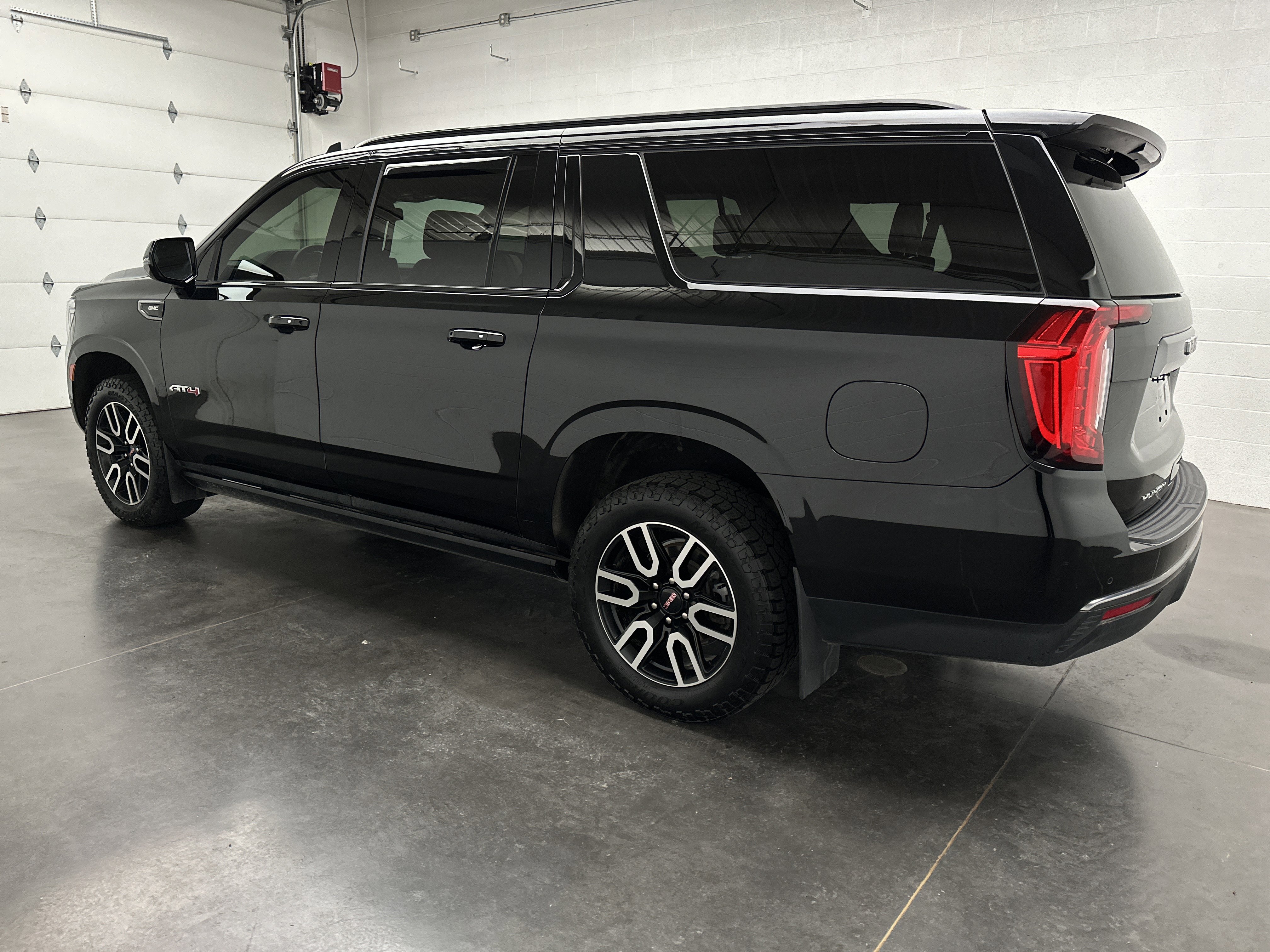 Used 2023 GMC Yukon XL AT4 image 7