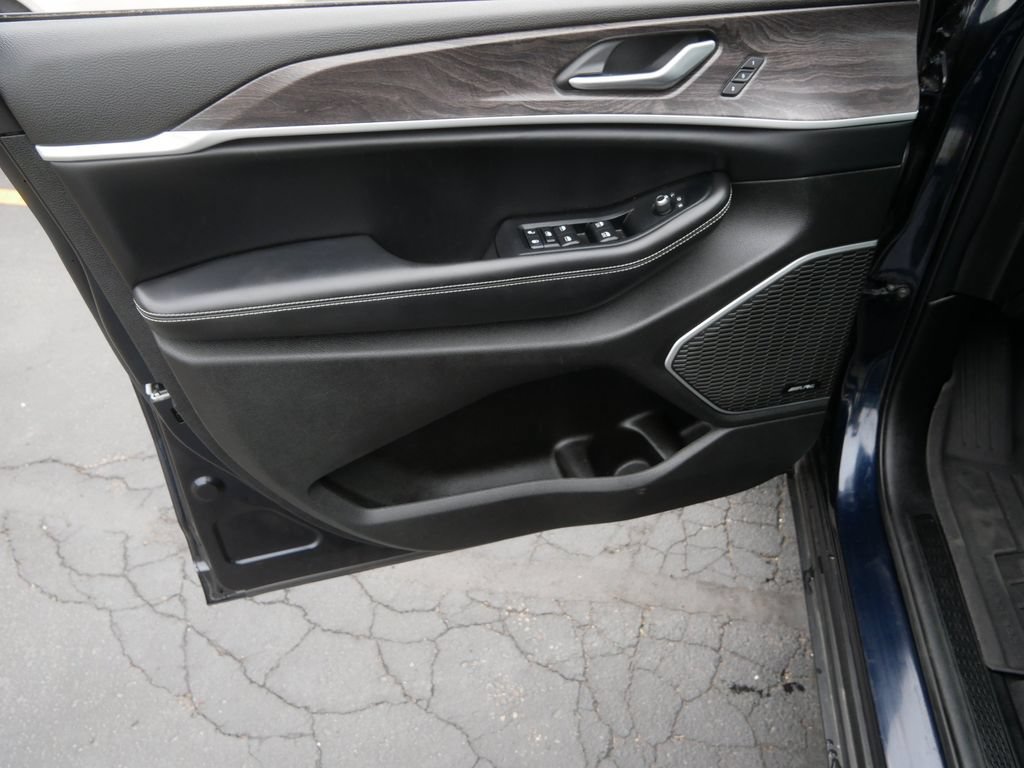 Used 2024 Jeep Grand Cherokee L Limited AWD/4WD image 16