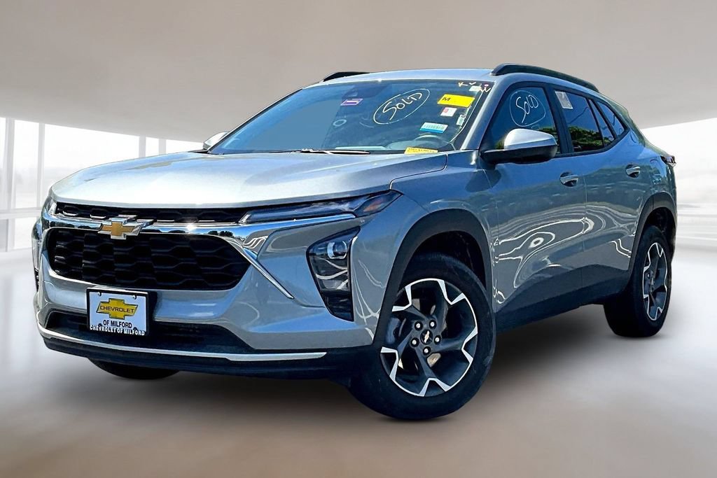 Used 2025 Chevrolet Trax LT w/ Driver Confidence Package FWD image 3