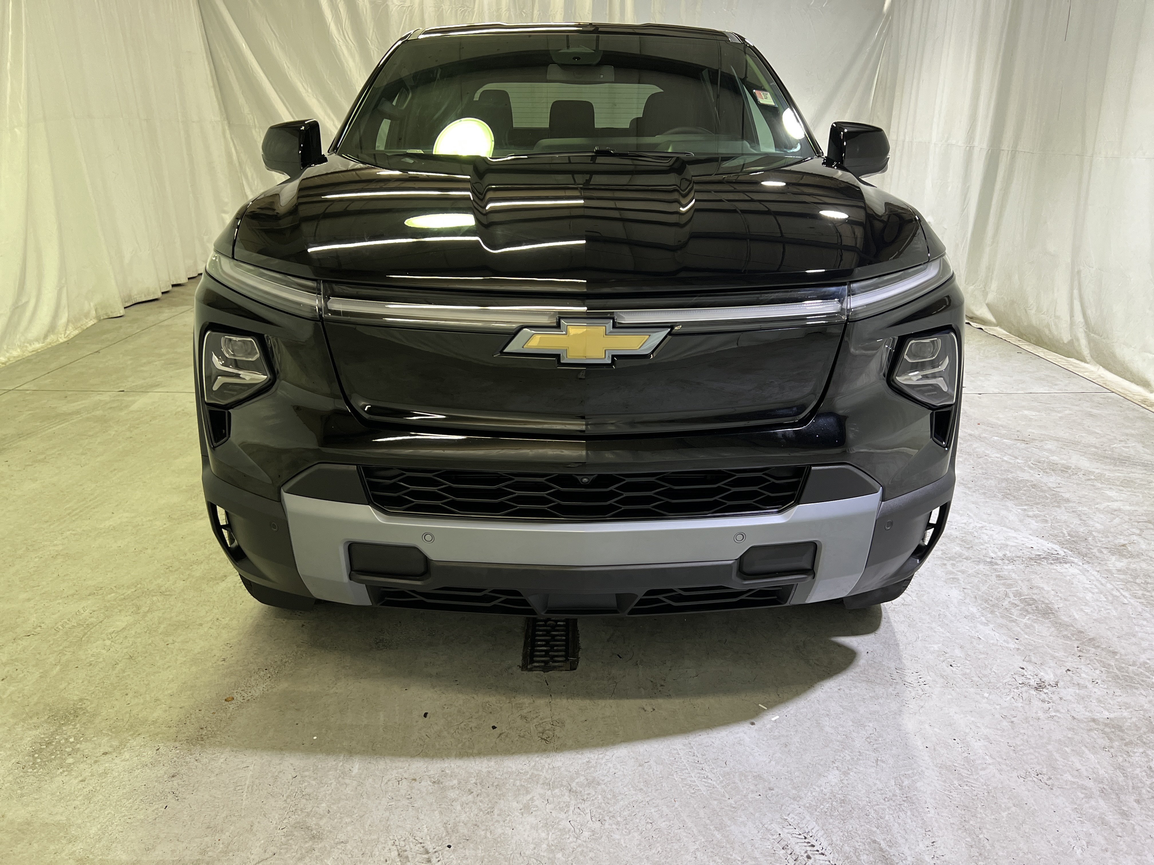 Certified 2025 Chevrolet Silverado EV LT AWD/4WD image 3