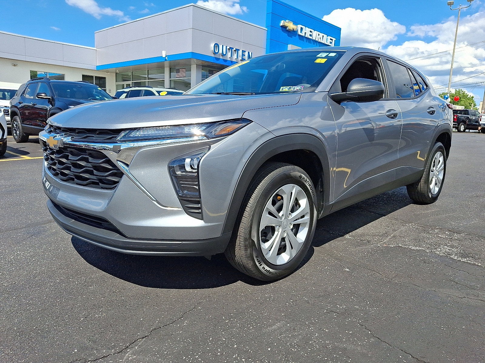 Used 2025 Chevrolet Trax LS image 1