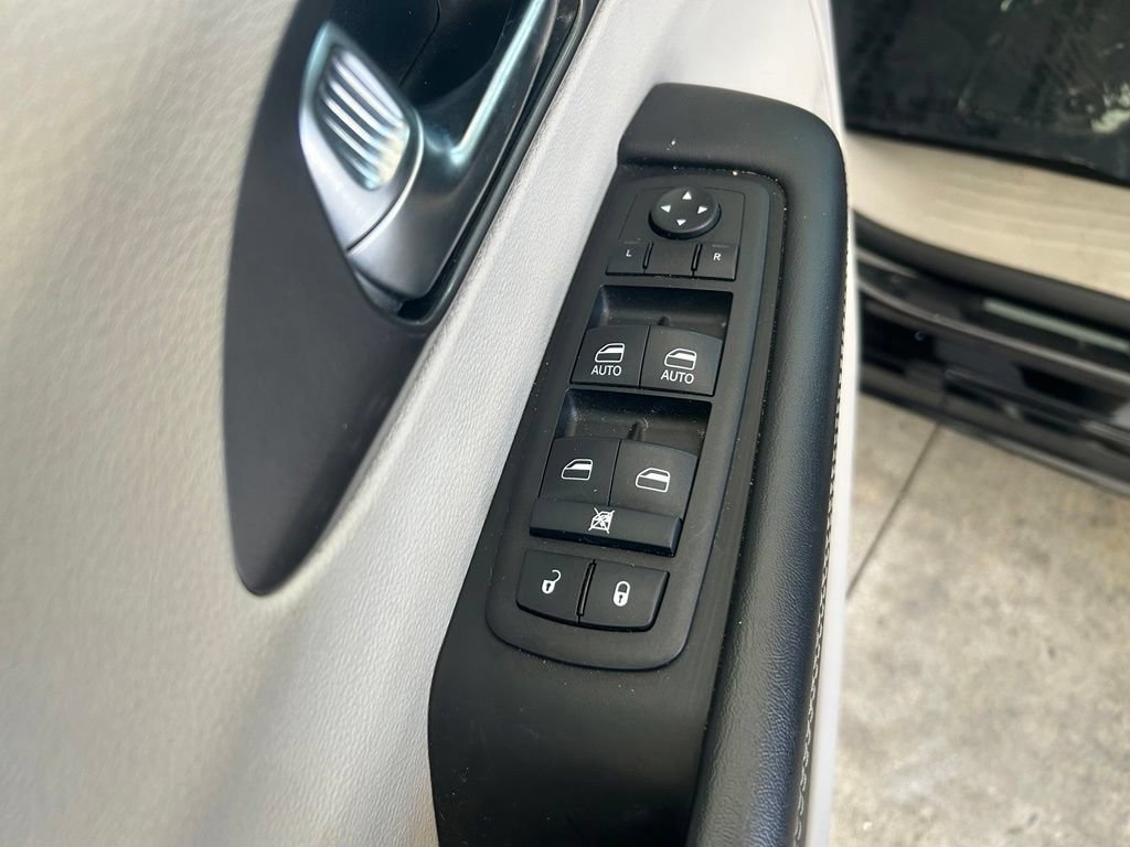 Used 2024 Chrysler Pacifica Touring-L FWD image 36