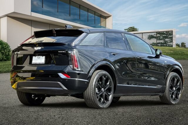 Certified 2025 Cadillac Optiq Sport 2 w/ LPO, ONYX Package AWD/4WD image 4