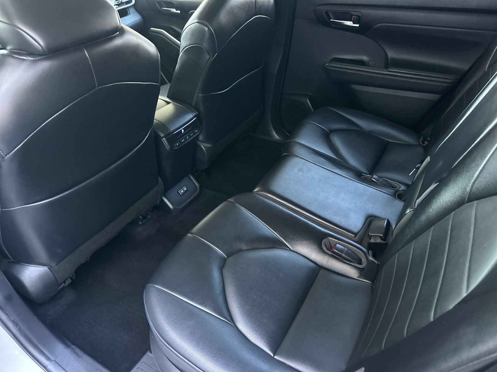 Used 2022 Toyota Highlander XLE FWD image 11
