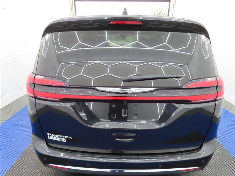 Used 2023 Chrysler Pacifica Touring-L FWD image 11