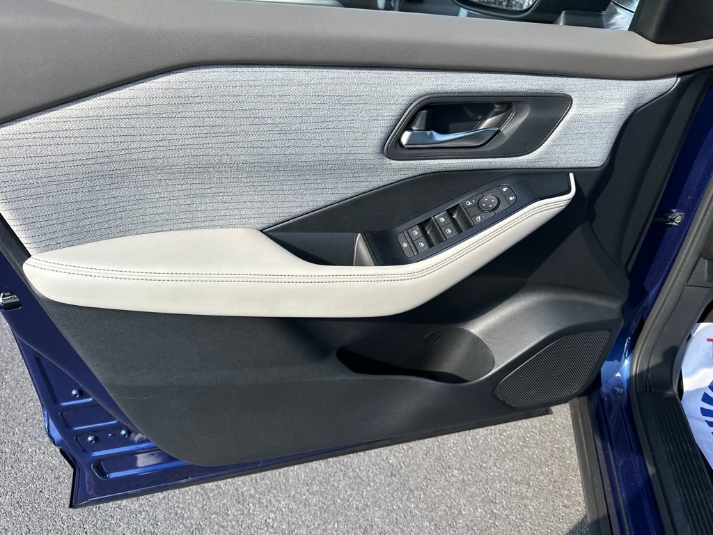 Used 2023 Nissan Rogue SV image 14