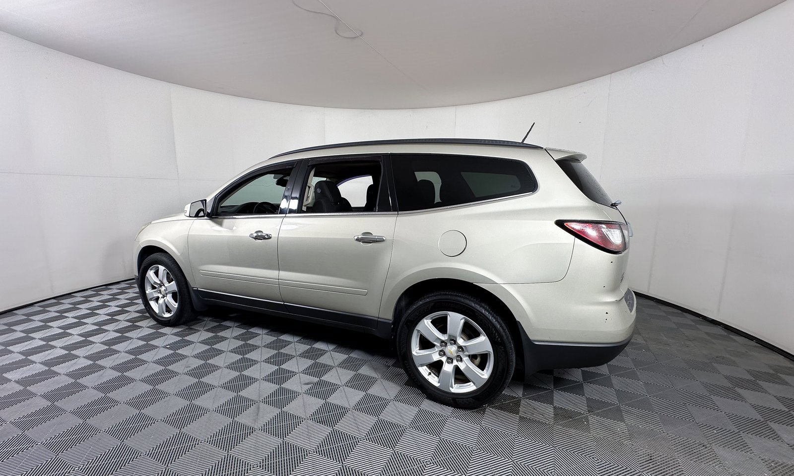 Used 2016 Chevrolet Traverse LT w/ Style and Technology Package image 4