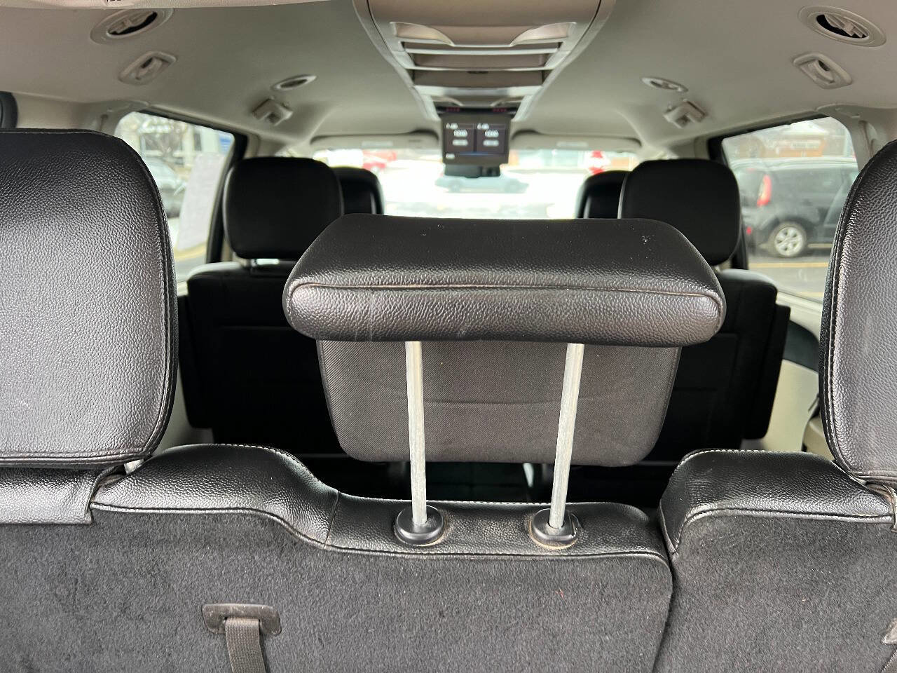 Used 2015 Chrysler Town & Country Touring w/ Driver Convenience Group image 16