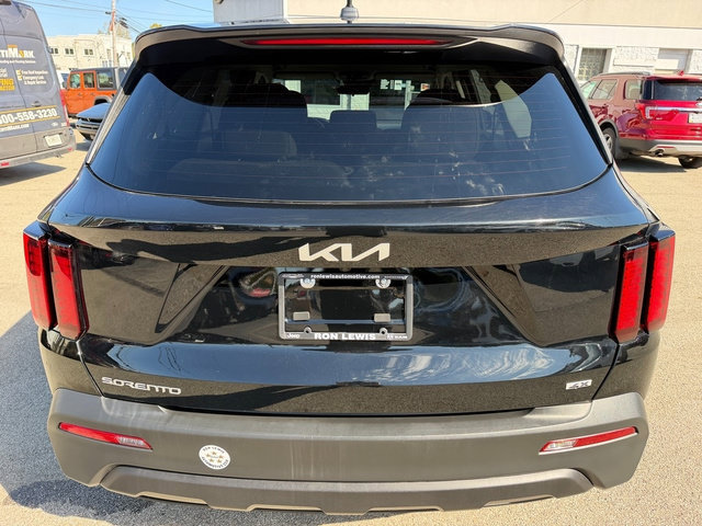 Used 2023 Kia Sorento LX AWD/4WD image 4