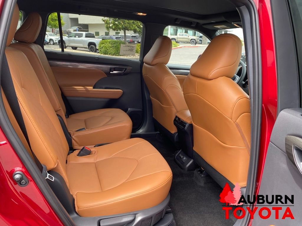 New 2026 Toyota Highlander Platinum AWD/4WD image 17