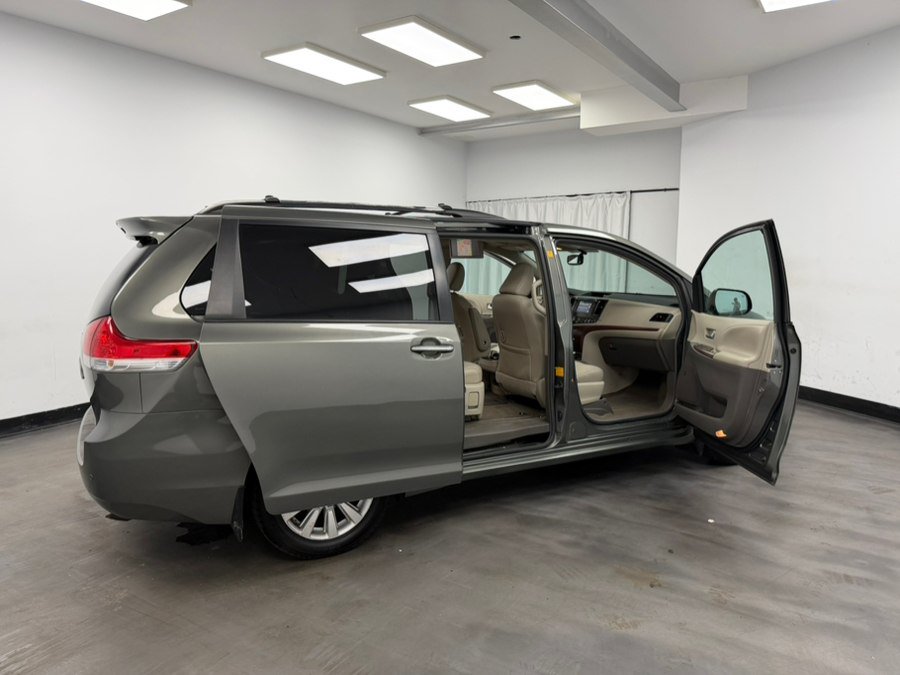 Used 2011 Toyota Sienna XLE w/ Premium Pkg AWD/4WD image 25