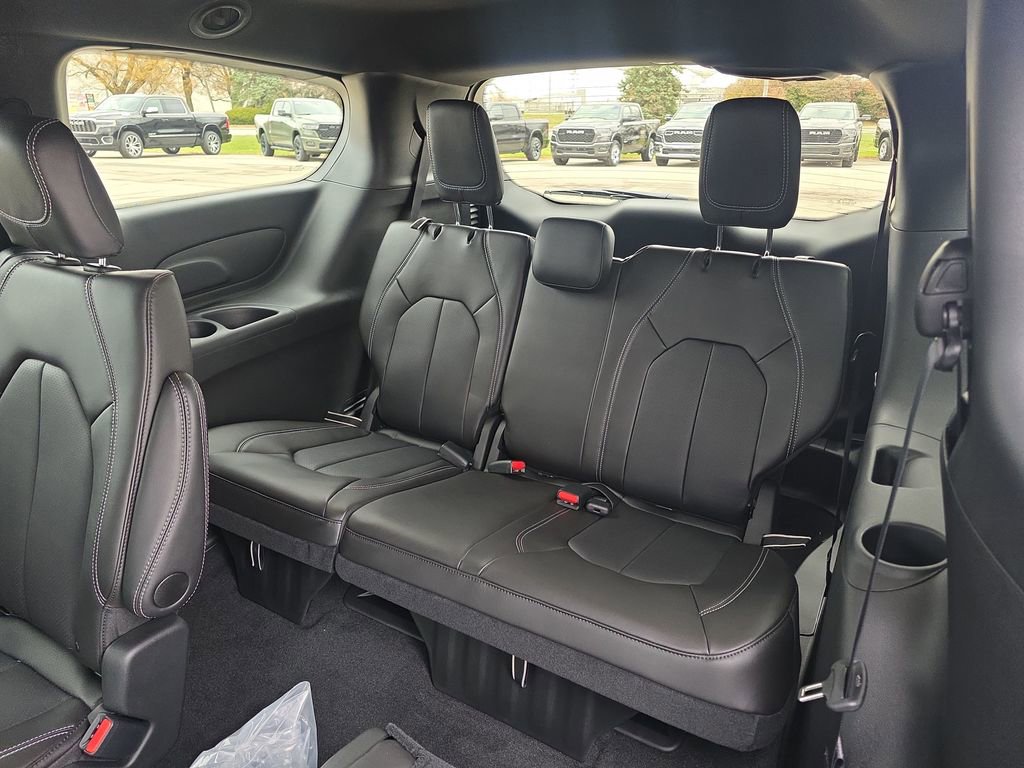 New 2026 Chrysler Pacifica Select image 10