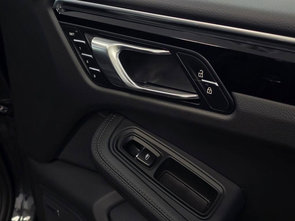 Certified 2025 Porsche Macan image 27