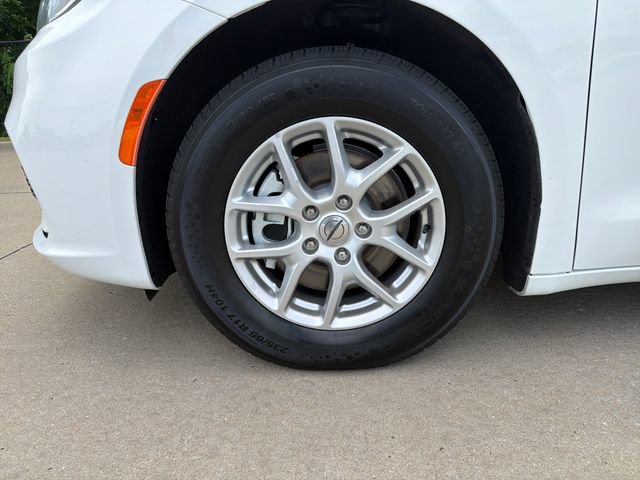 Used 2023 Chrysler Pacifica Touring-L FWD image 9