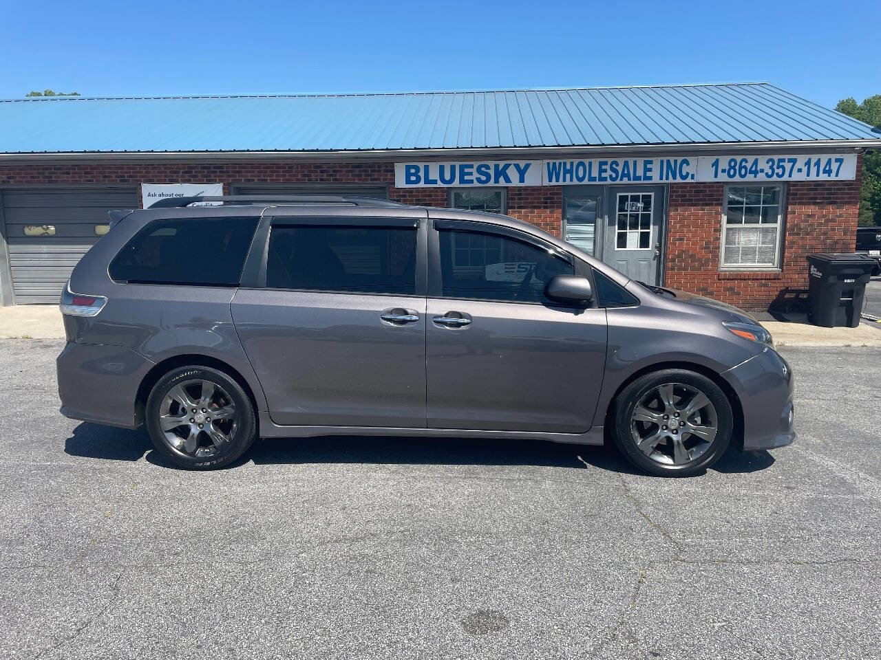 Used 2016 Toyota Sienna SE Premium FWD image 1