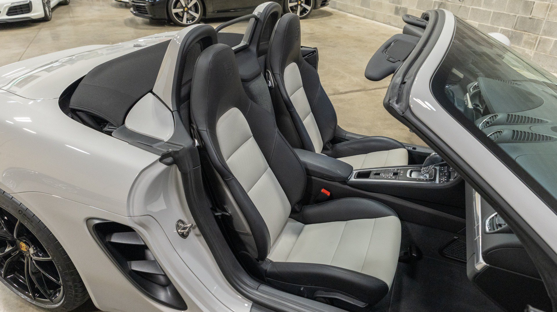 Used 2021 Porsche 718 Boxster RWD image 39