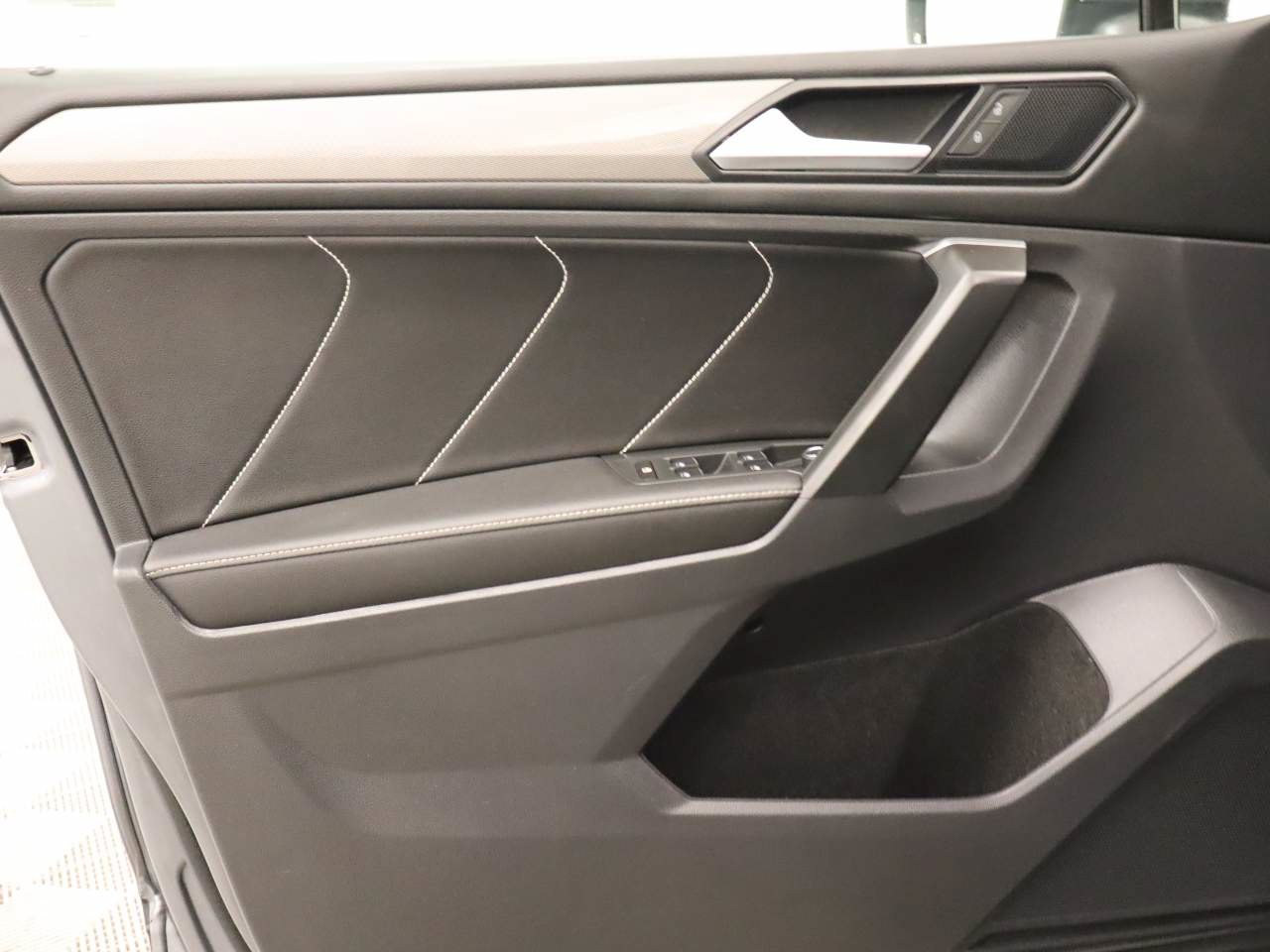 Certified 2023 Volkswagen Tiguan SE FWD image 17