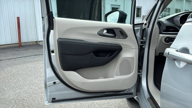 Certified 2024 Chrysler Pacifica Touring-L AWD/4WD image 12