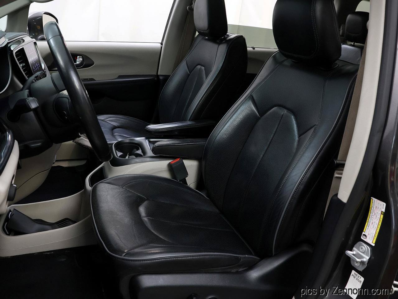 Used 2019 Chrysler Pacifica Limited FWD image 11