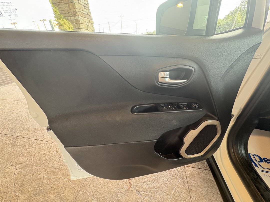 Used 2017 Jeep Renegade Latitude AWD/4WD image 20