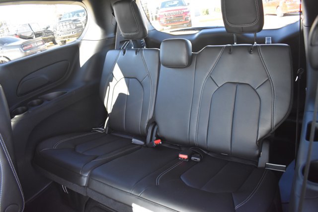 New 2026 Chrysler Pacifica Select image 17