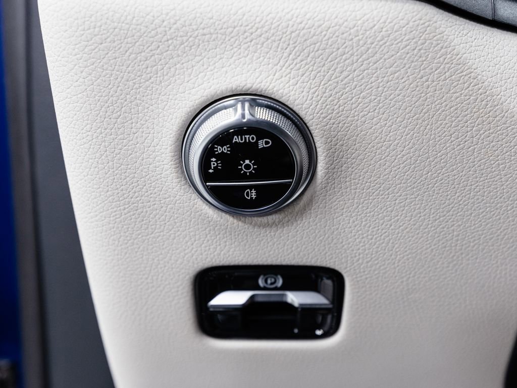 Used 2025 Mercedes-Benz GLC 350e 4MATIC w/ Driver Assistance Package image 10