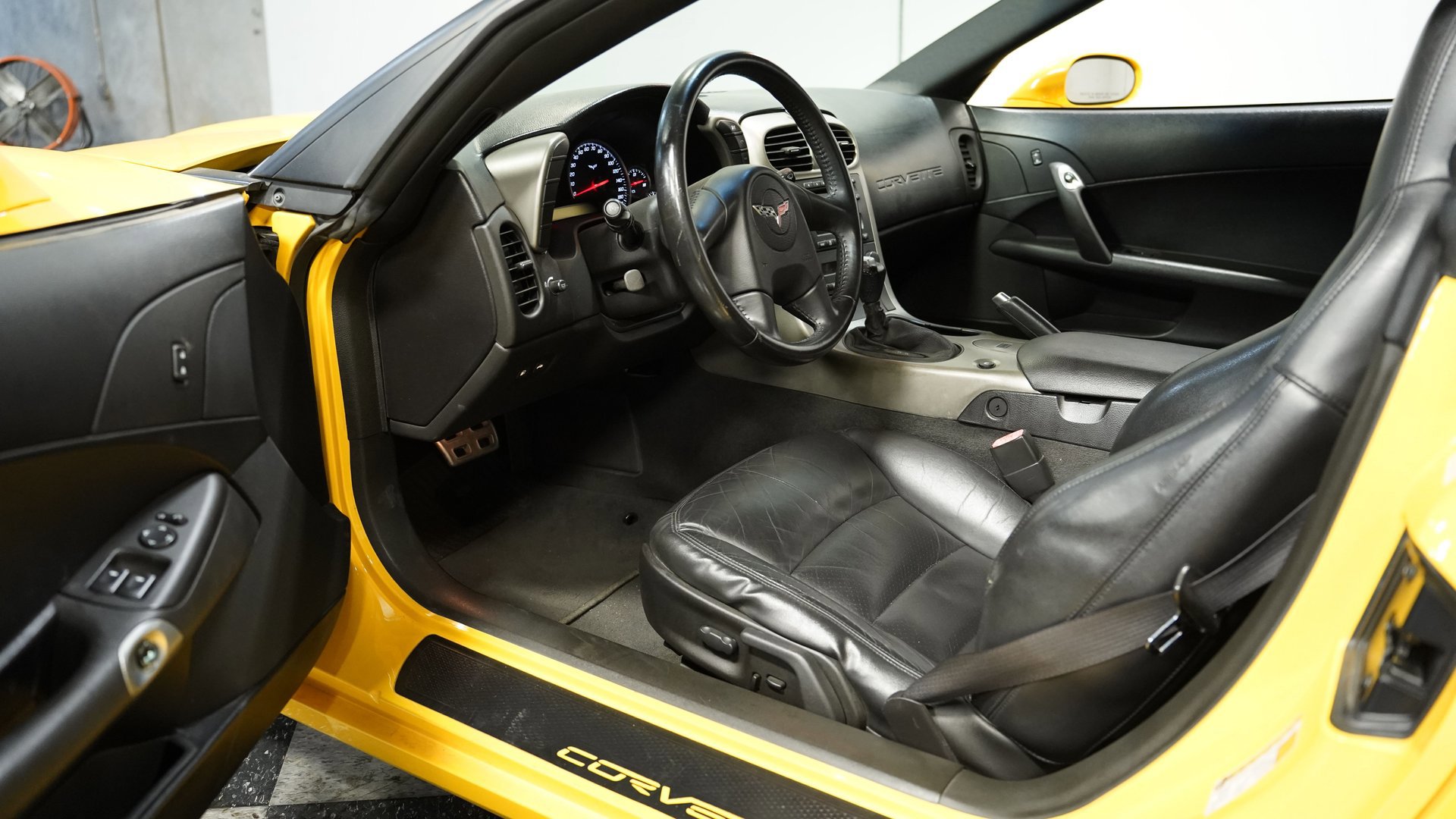 Used 2005 Chevrolet Corvette Convertible w/ Performance Handling Package image 4