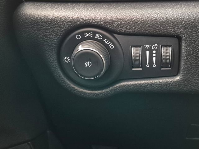 Used 2025 Chrysler Pacifica Limited image 16