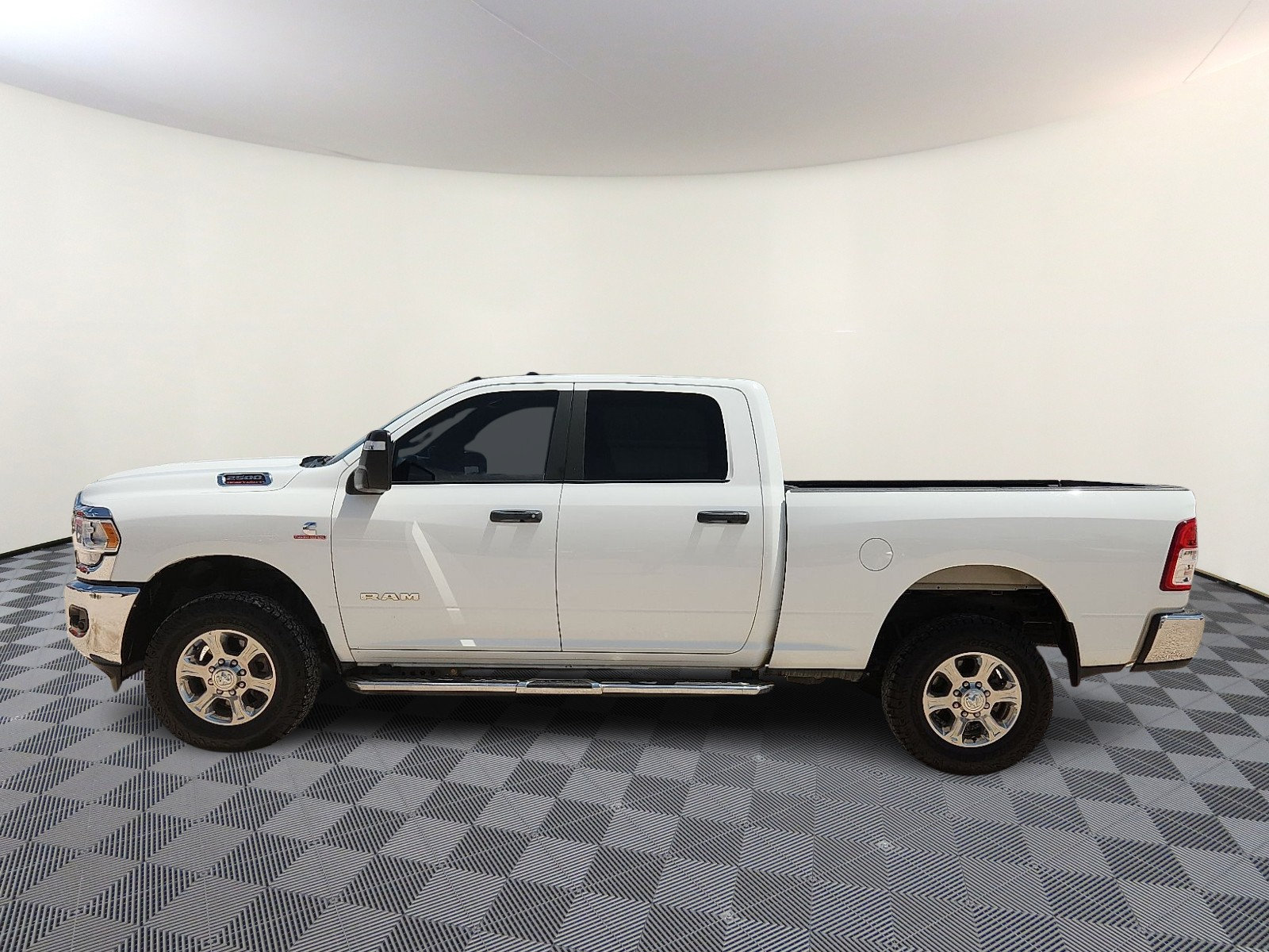 Used 2024 RAM 2500 Big Horn AWD/4WD image 2