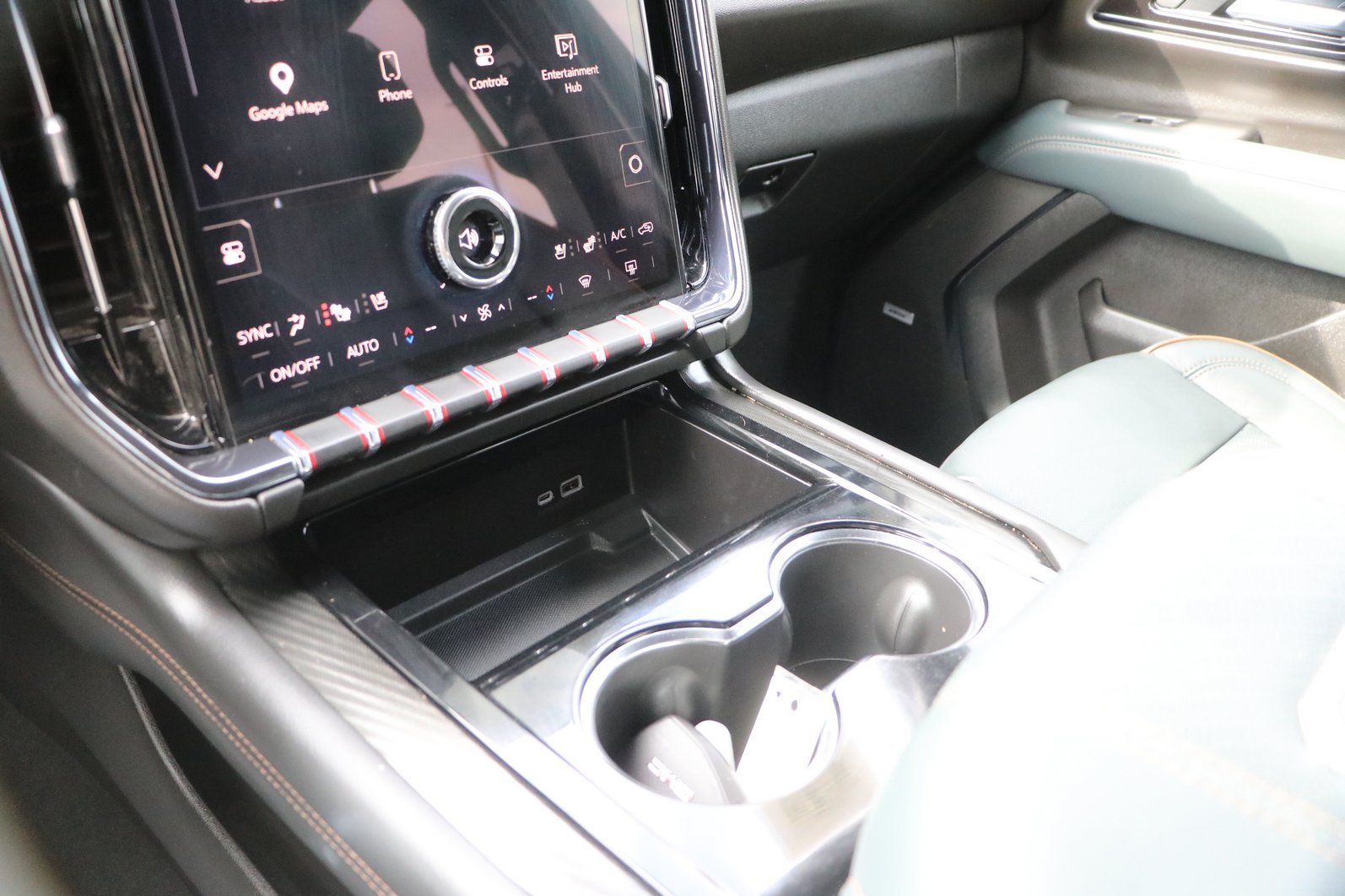 Used 2025 GMC Yukon XL AT4 w/ AT4 Premium Plus Package AWD/4WD image 25