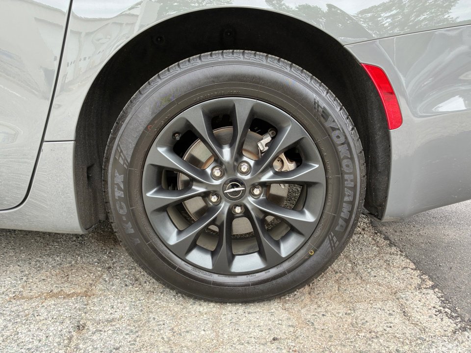 Used 2021 Chrysler Pacifica Touring-L w/ S Appearance Package FWD image 26