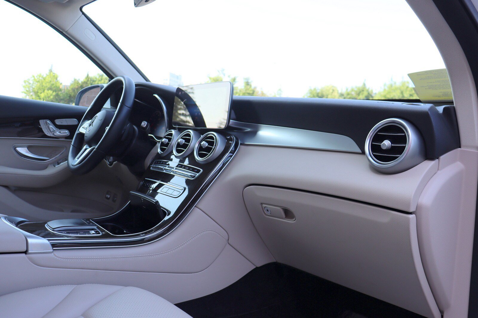Used 2020 Mercedes-Benz GLC 350e 4MATIC w/ Premium Package image 18