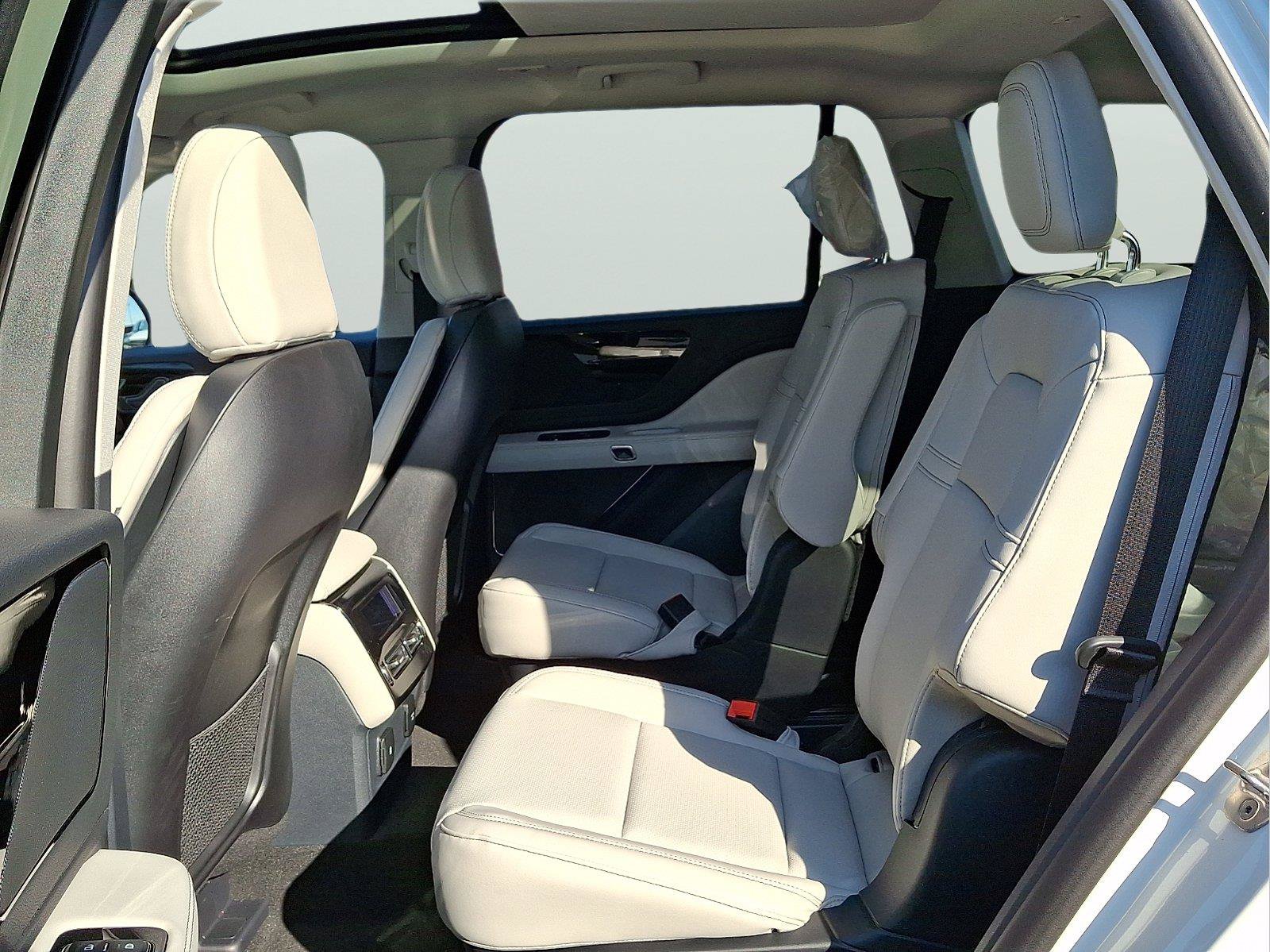 New 2027 Lincoln Aviator AWD image 5