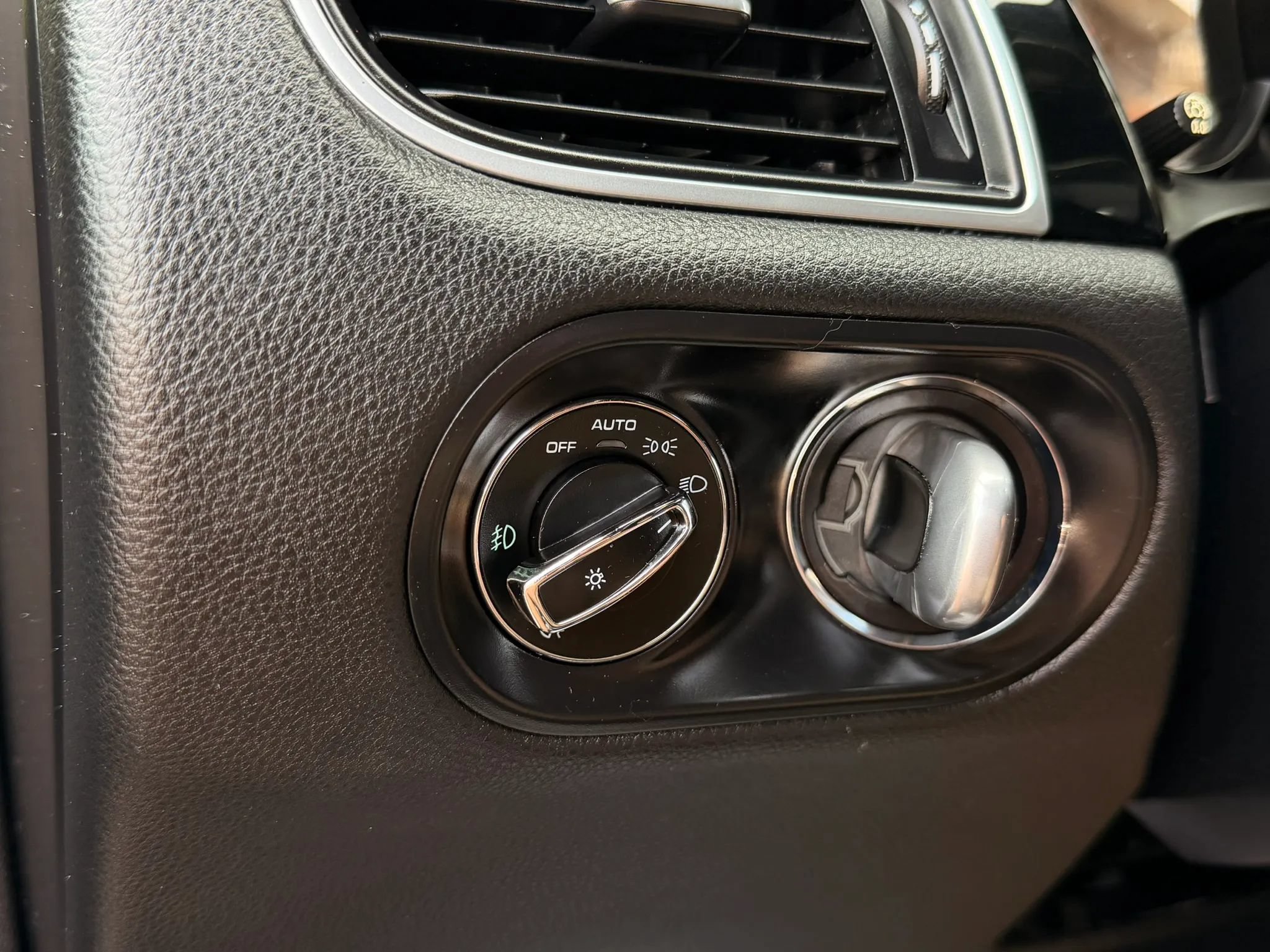 Used 2018 Porsche Macan Sport Edition AWD/4WD image 25