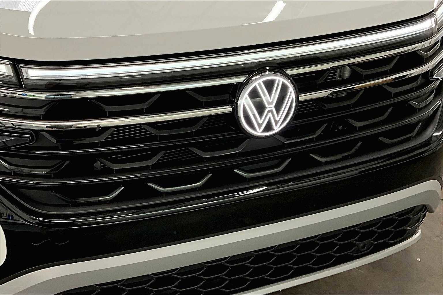 Used 2025 Volkswagen Atlas Peak Edition SE image 34