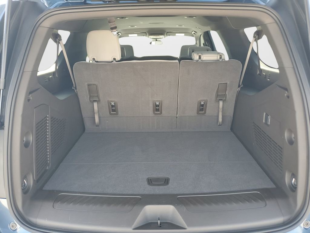 Used 2026 Chevrolet Suburban LS RWD image 9