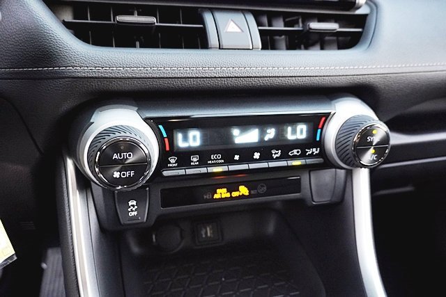 Used 2025 Toyota RAV4 LE image 28