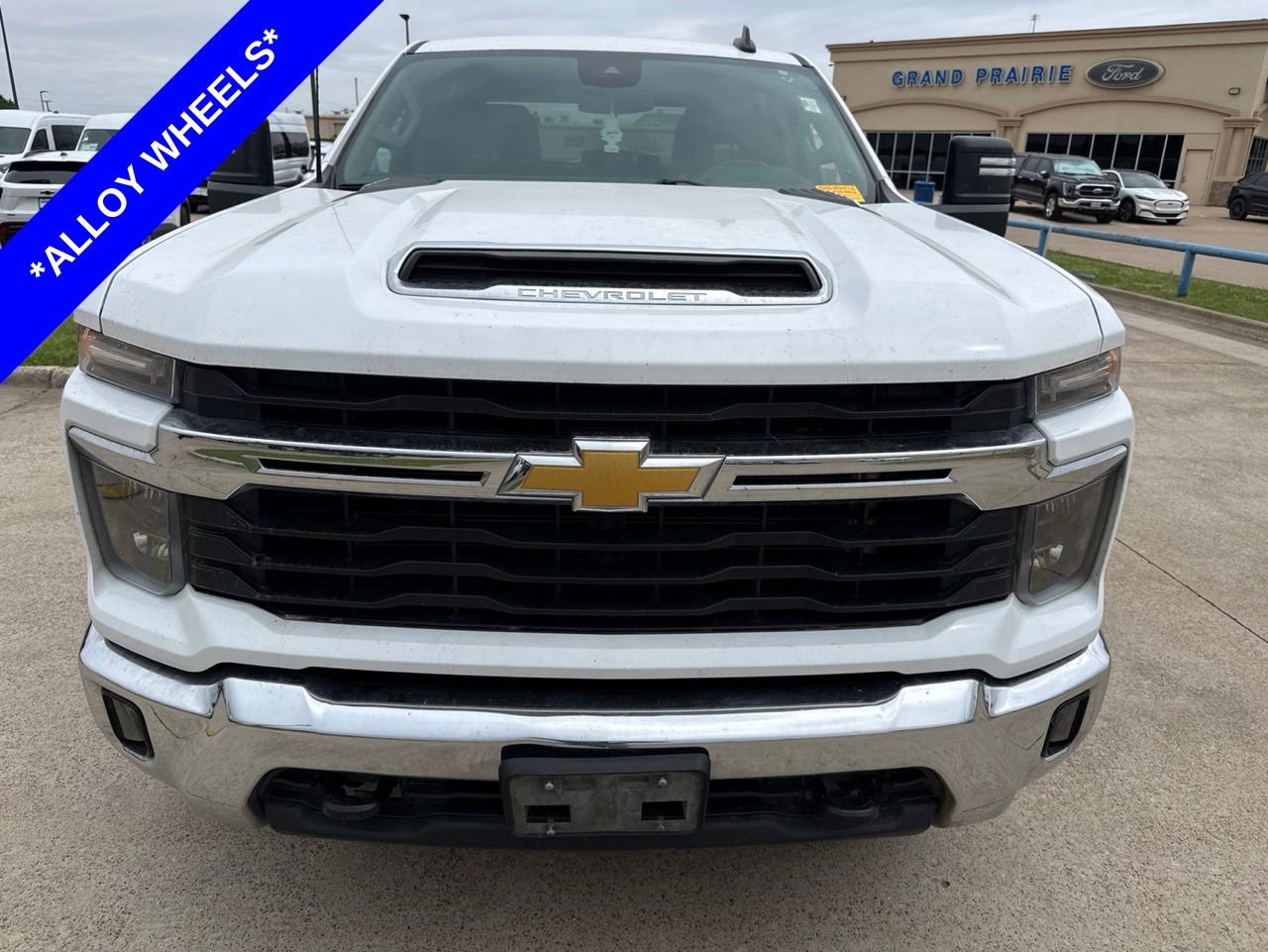 Used 2024 Chevrolet Silverado 2500 LT w/ Convenience Package AWD/4WD image 2