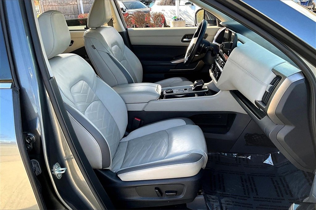 Used 2022 Nissan Pathfinder Platinum w/ Cargo Package image 30