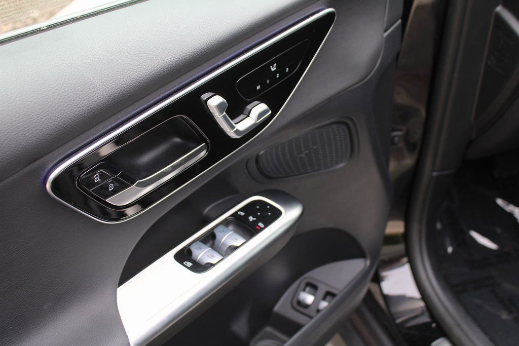 Used 2025 Mercedes-Benz GLC 350e image 19