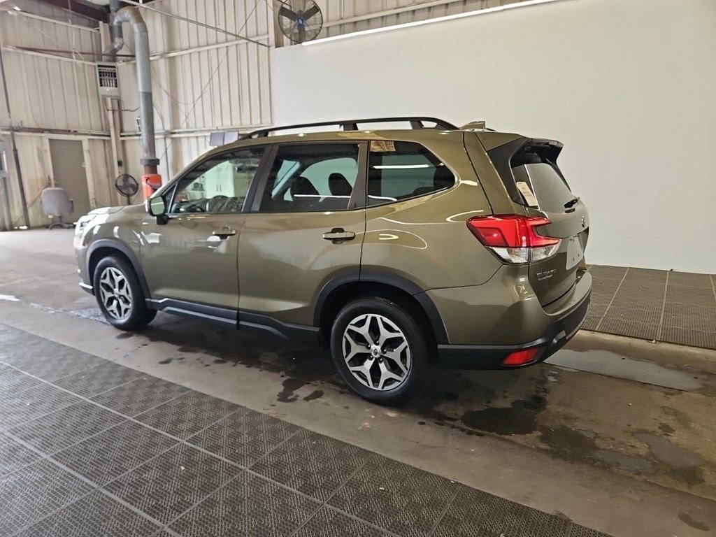 Used 2023 Subaru Forester Premium AWD/4WD image 3