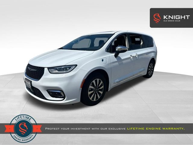 Used 2023 Chrysler Pacifica Limited w/ Uconnect Theater Family Group