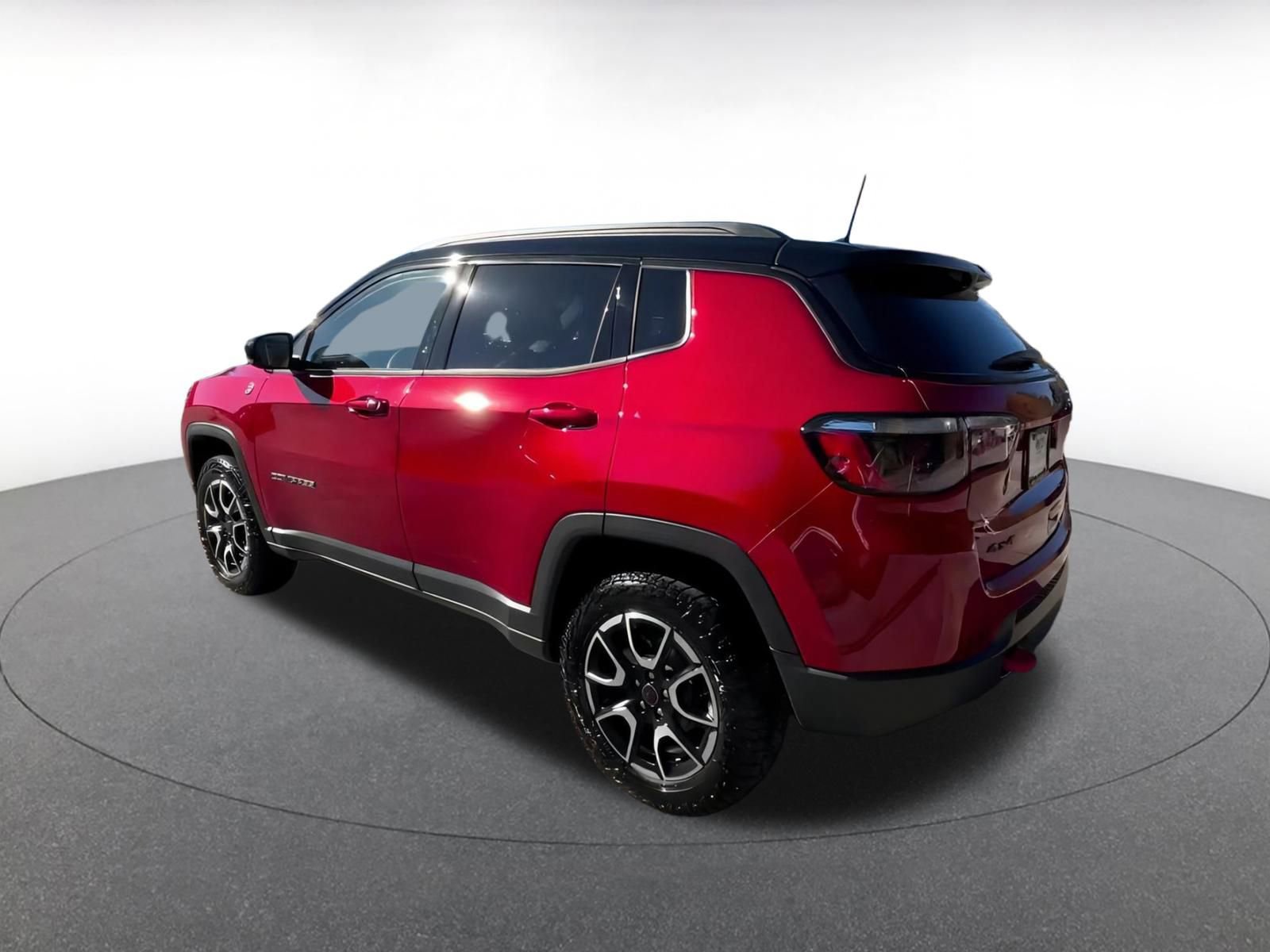 Used 2025 Jeep Compass Trailhawk image 10