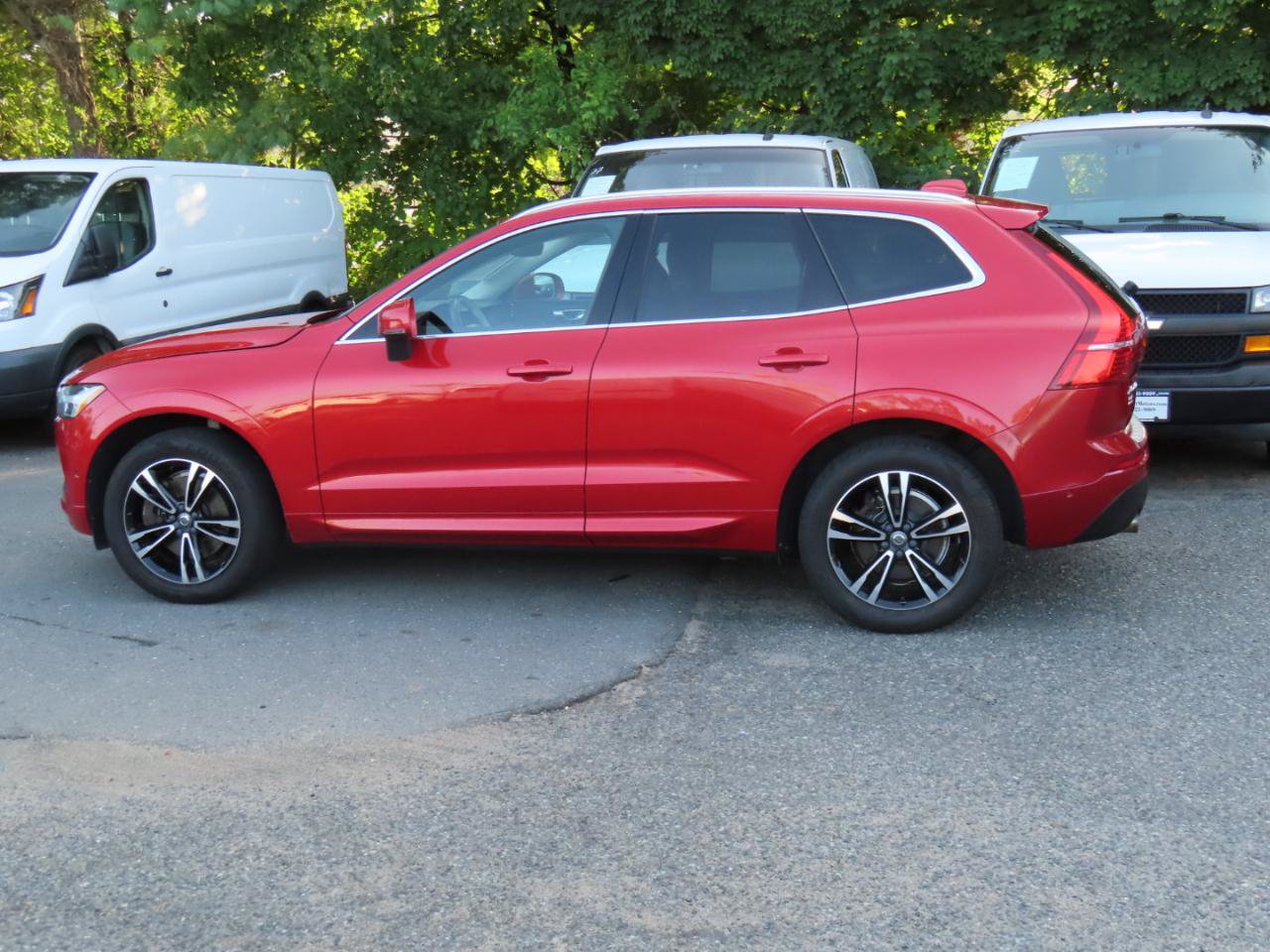 Used 2019 Volvo XC60 T6 Momentum w/ Multimedia Package AWD/4WD image 2